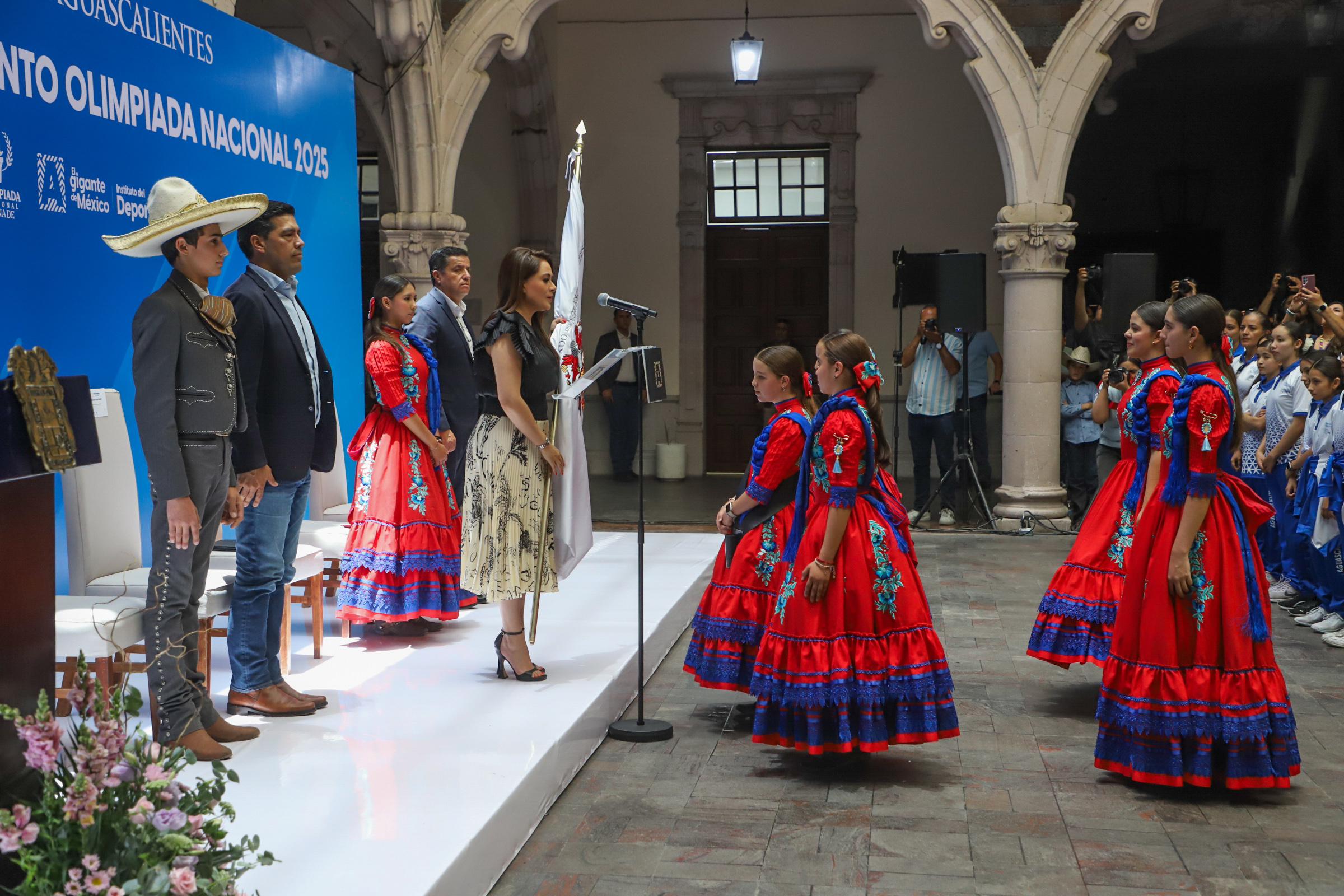 Abandera Tere Jiménez a atletas que representarán a Aguascalientes en la Olimpiada Nacional 2025