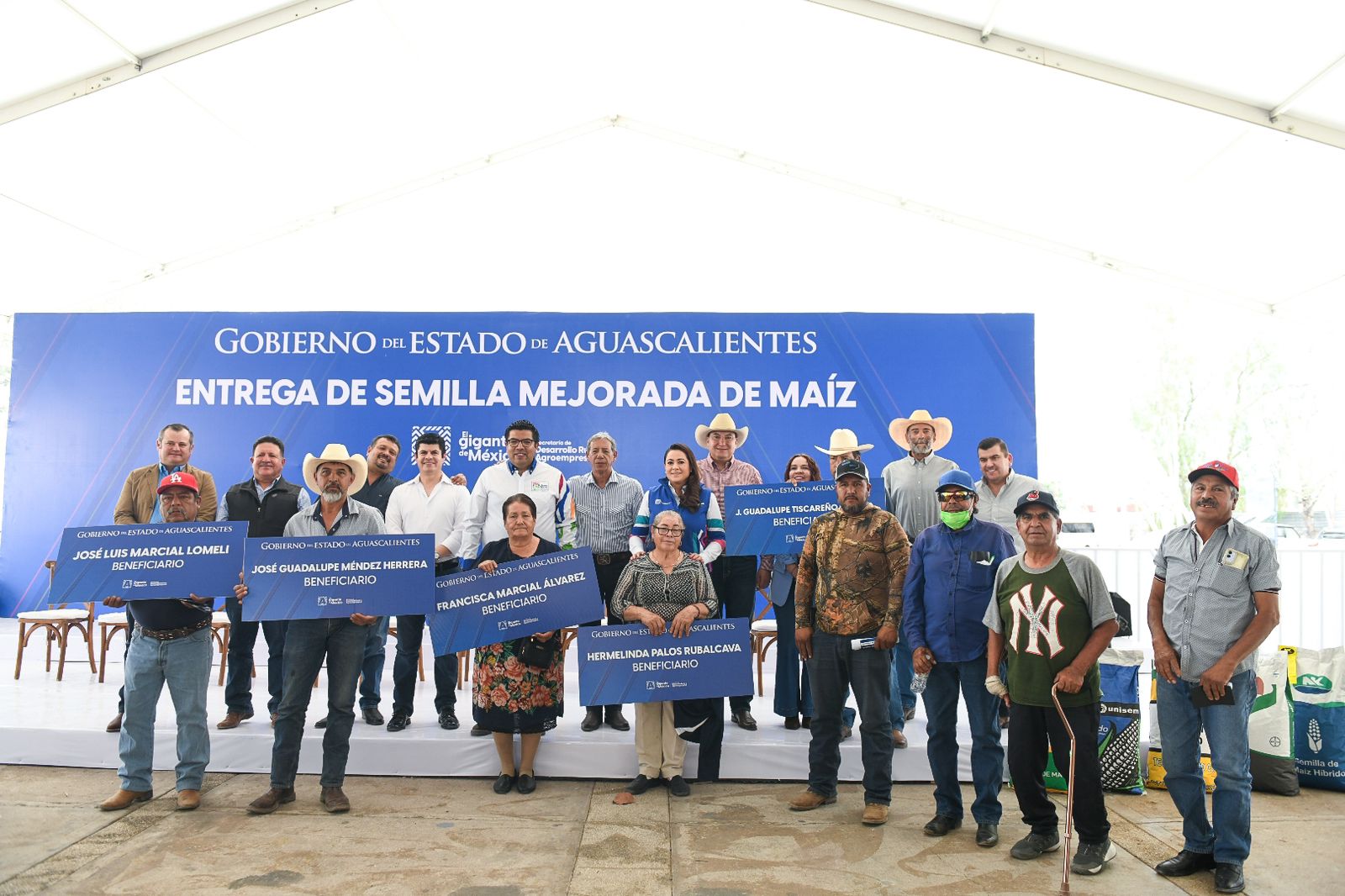 Impulsa Tere Jiménez la productividad agrícola con la entrega de semilla mejorada de maíz