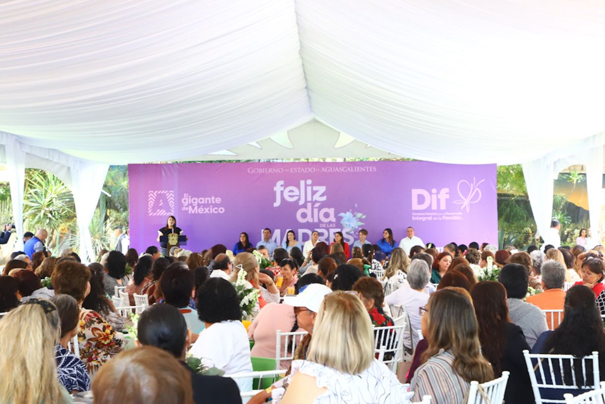 Tere Jiménez festeja Día de las Madres con voluntarias del DIF Estatal; reconoce su labor