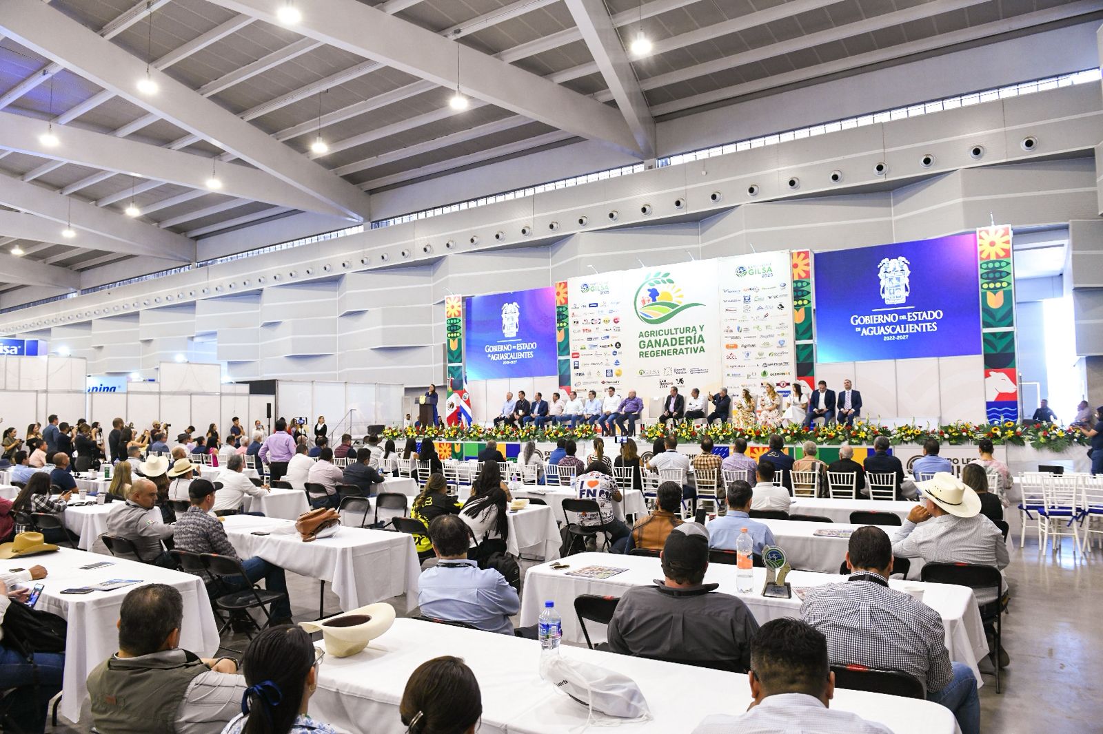 Expertos de Argentina, Francia, Chile, Portugal, Brasil, México y Estados Unidos participan en Expo Leche Gilsa 2025, el foro lácteo más importante del país