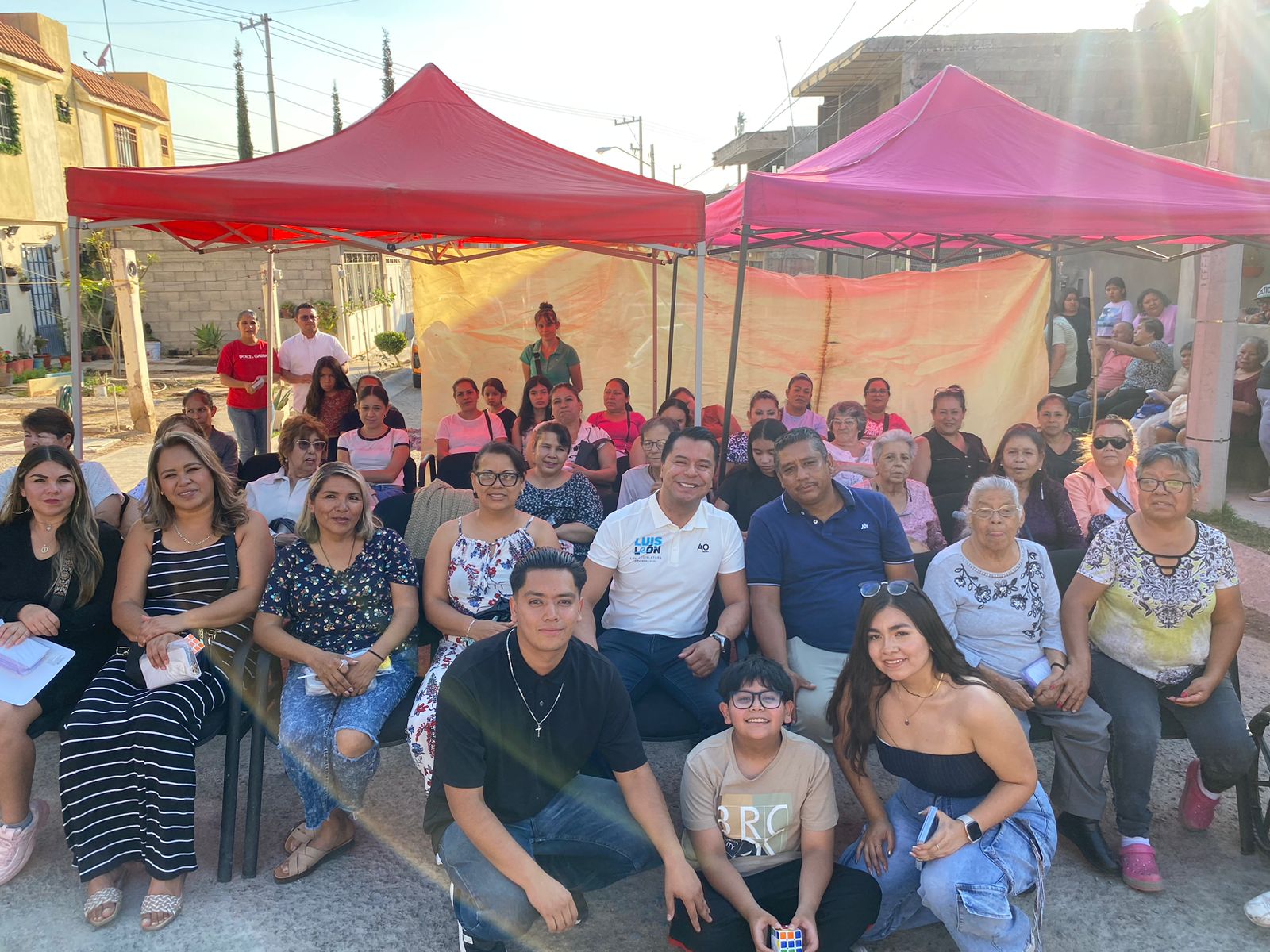 Luis León atiende peticiones de las familias del distrito 15
