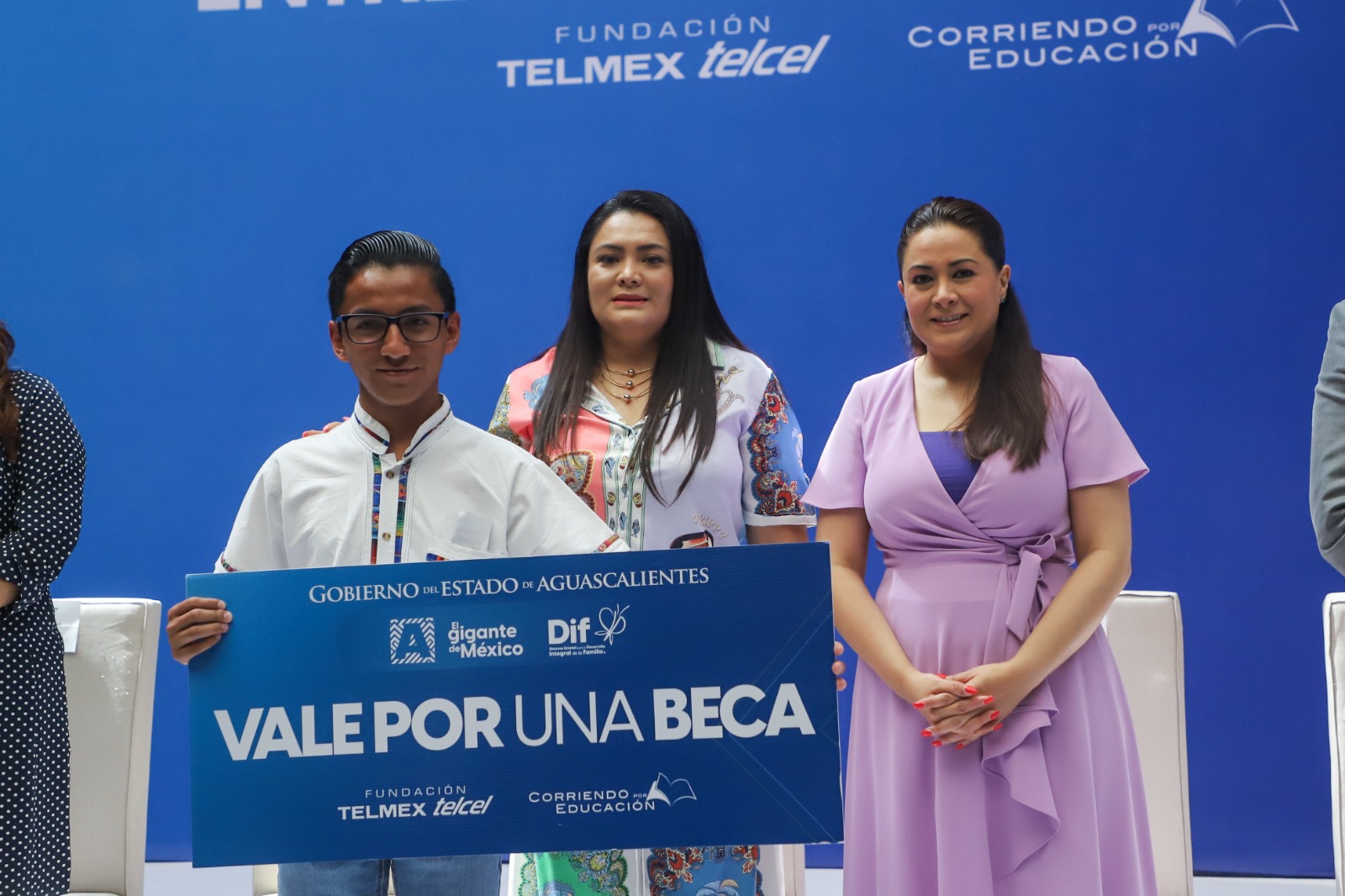 Tere Jiménez y la fundación Telmex-Telcel entregan becas y apoyos a quienes más lo necesitan