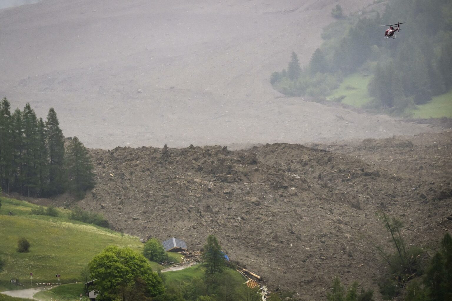 Avalancha Sepulta Pueblo Suizo Tras Colapso de Glaciar Alpino