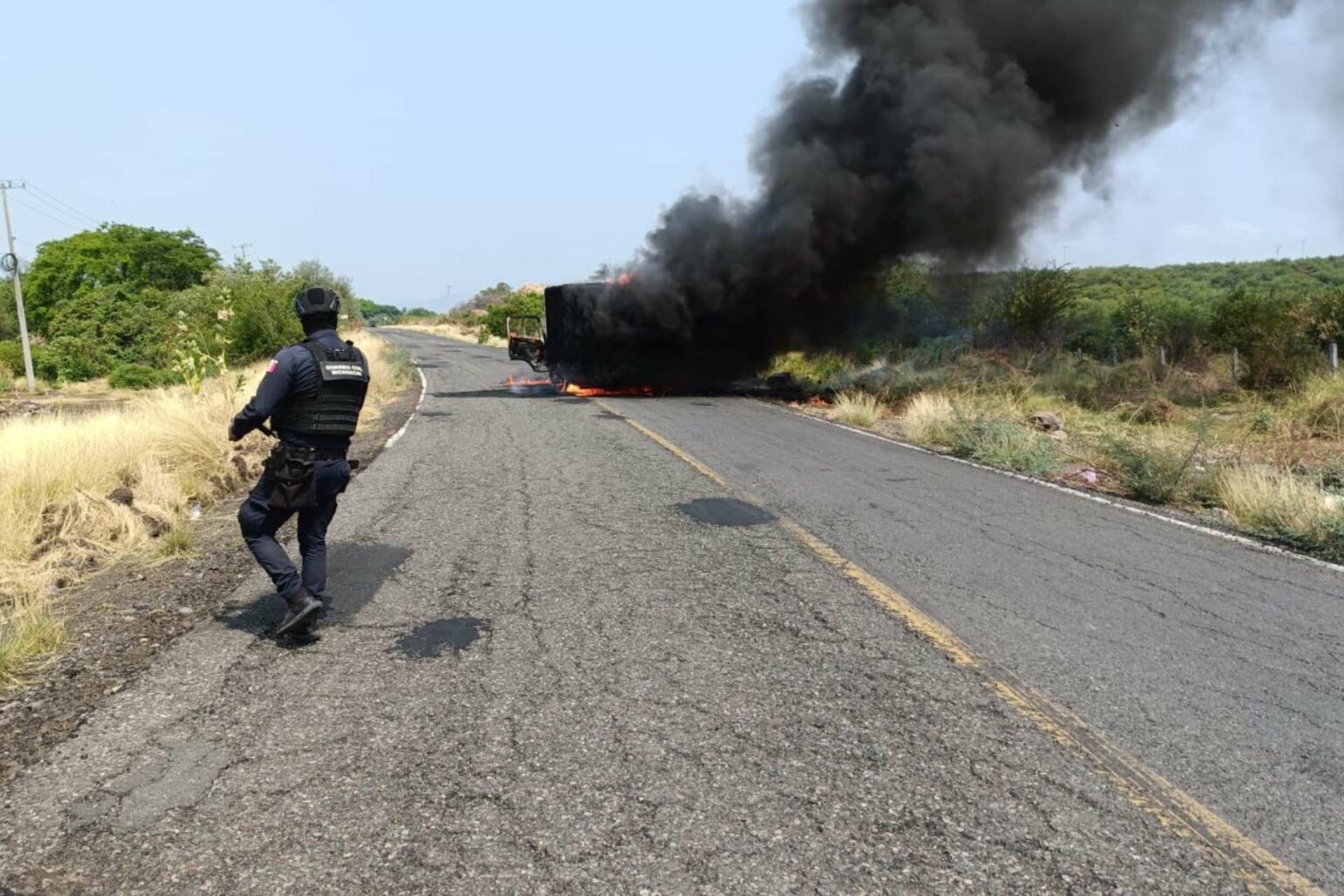 CJNG desata jornada de violencia en Michoacán; dos policías muertos