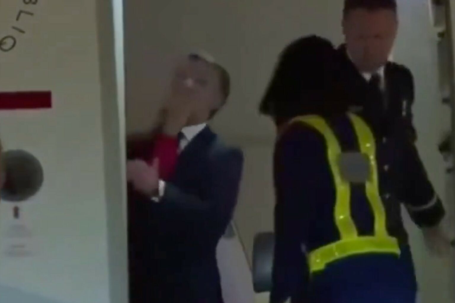 Macron desmiente haber sido abofeteado por su esposa en Vietnam