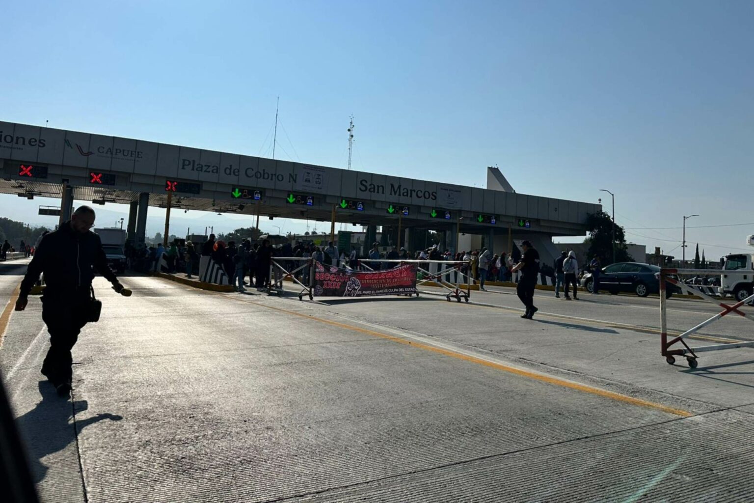 Maestros de la CNTE intensifican protestas y toman casetas de acceso a la CDMX