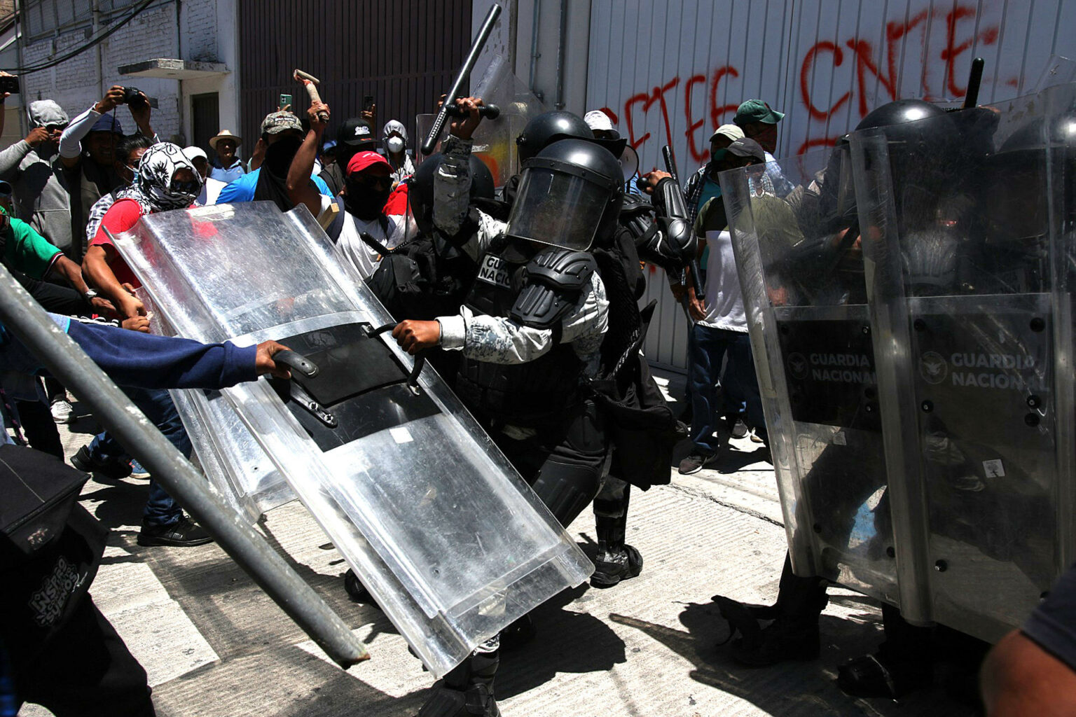 Enfrentamiento entre maestros y Guardia Nacional en Guerrero por reformas al seguro social