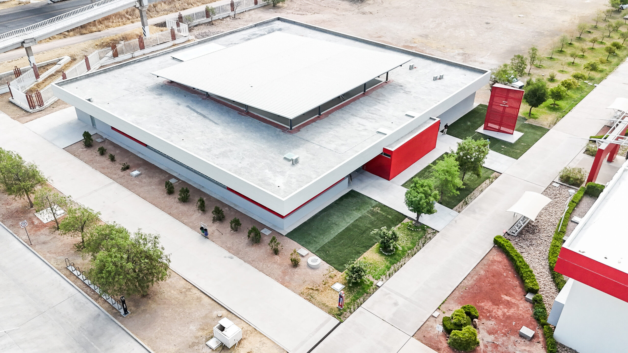 Tere Jiménez supervisa las nuevas aulas y auditorio de la Universidad Tecnológica El Retoño