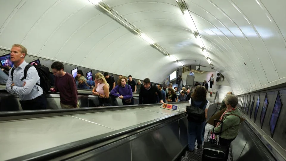 Apagón en Londres provoca cierre y retrasos en algunas líneas del metro
