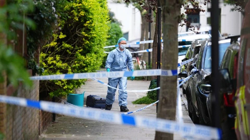 Detienen a joven por incendios en propiedades vinculadas al primer ministro británico