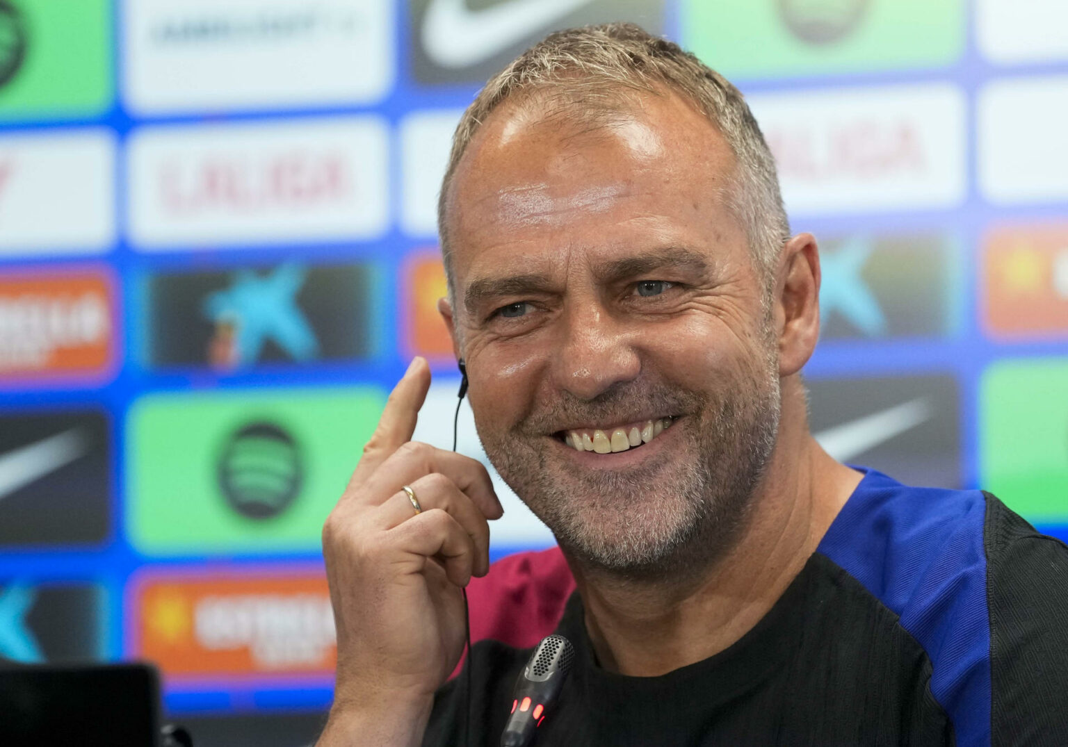 Hansi Flick firma con el Barcelona hasta 2027 y promete reconstrucción