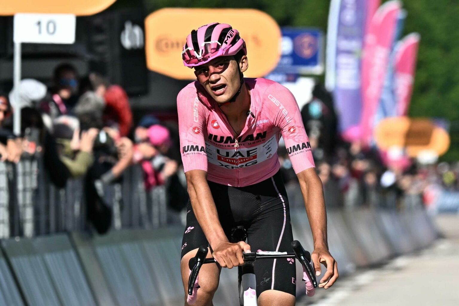 Carapaz Sacude el Giro de Italia y Aumenta la Presión sobre Del Toro