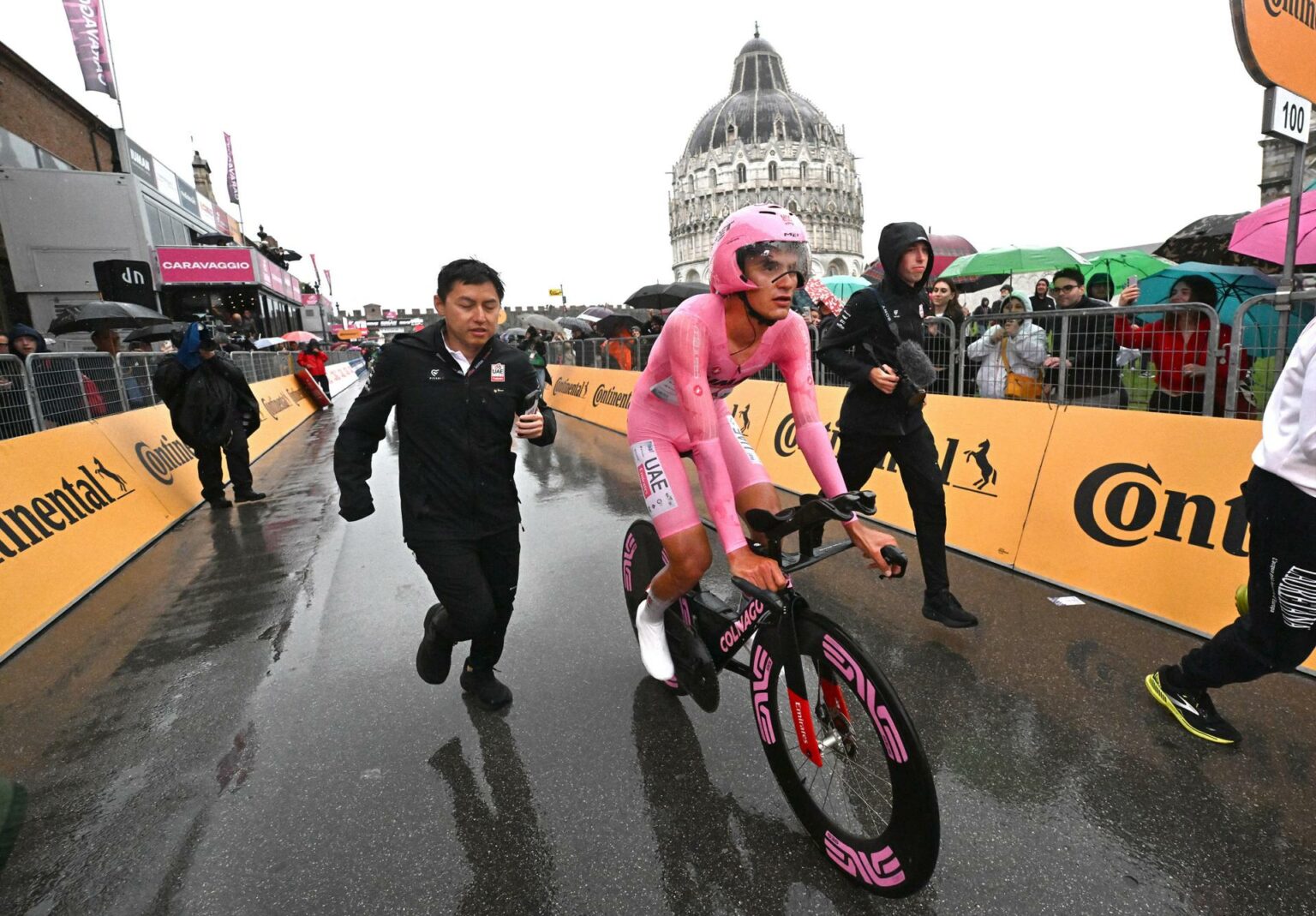 Isaac del Toro Resiste y Conserva el Liderato en el Giro de Italia 2025