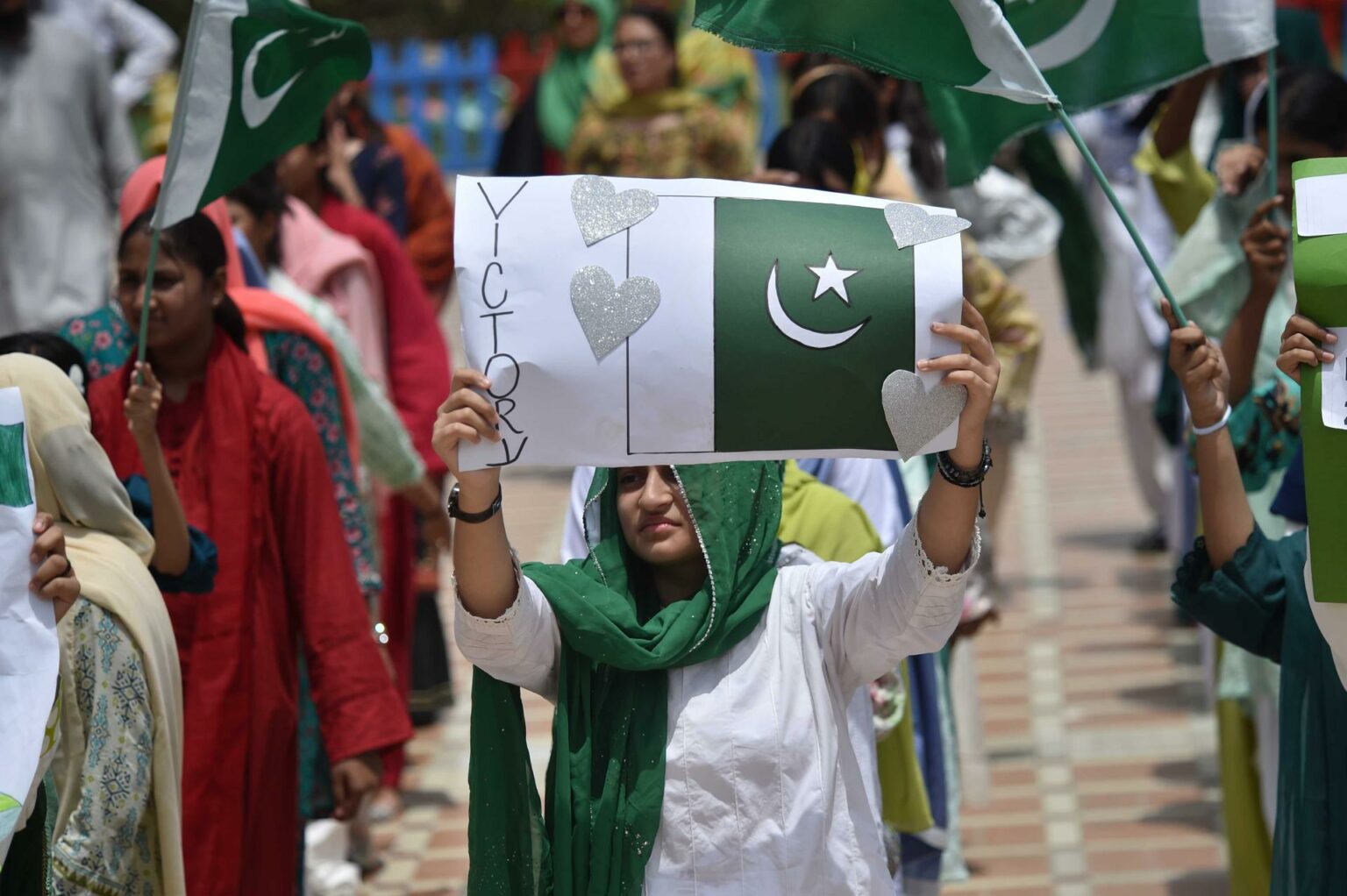 India y Pakistán acuerdan mantener alto al fuego y discutir reducción de tropas