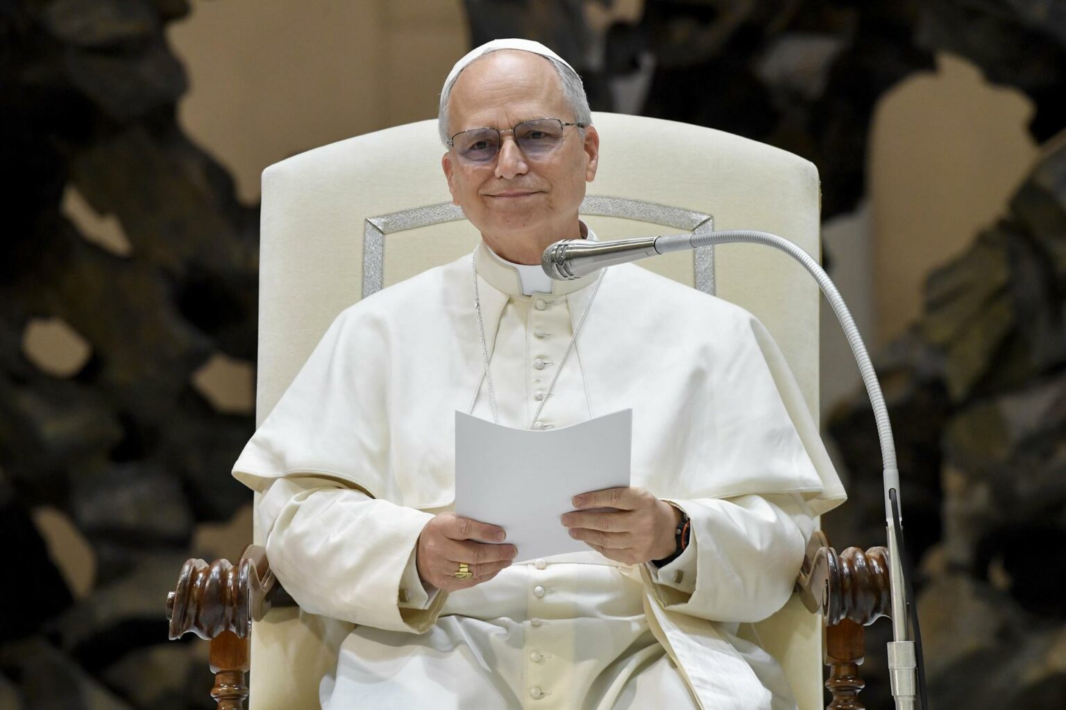 Publican foto oficial del Papa León XIV con cruz relicario