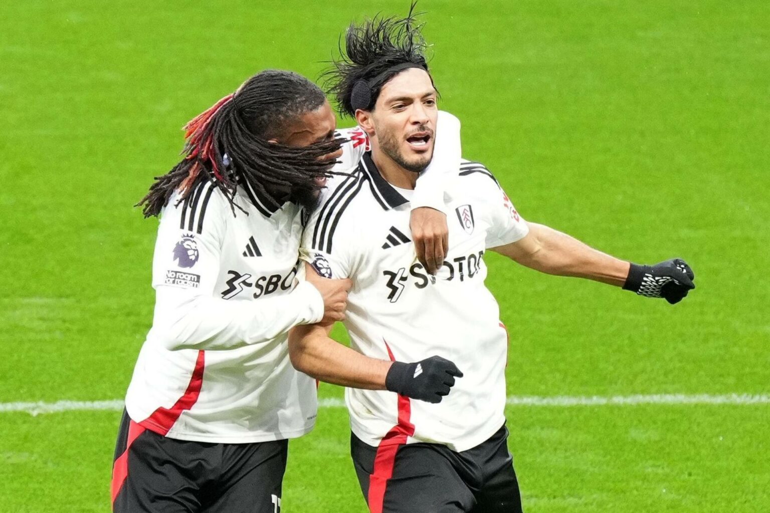 Raúl Jiménez extiende su contrato con Fulham hasta 2026