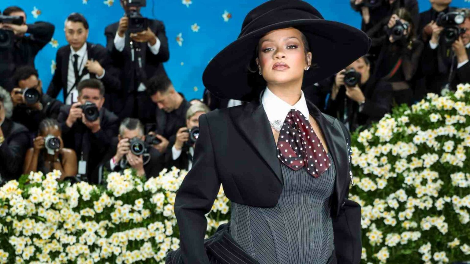 Rihanna revela su tercer embarazo en la Met Gala 2025