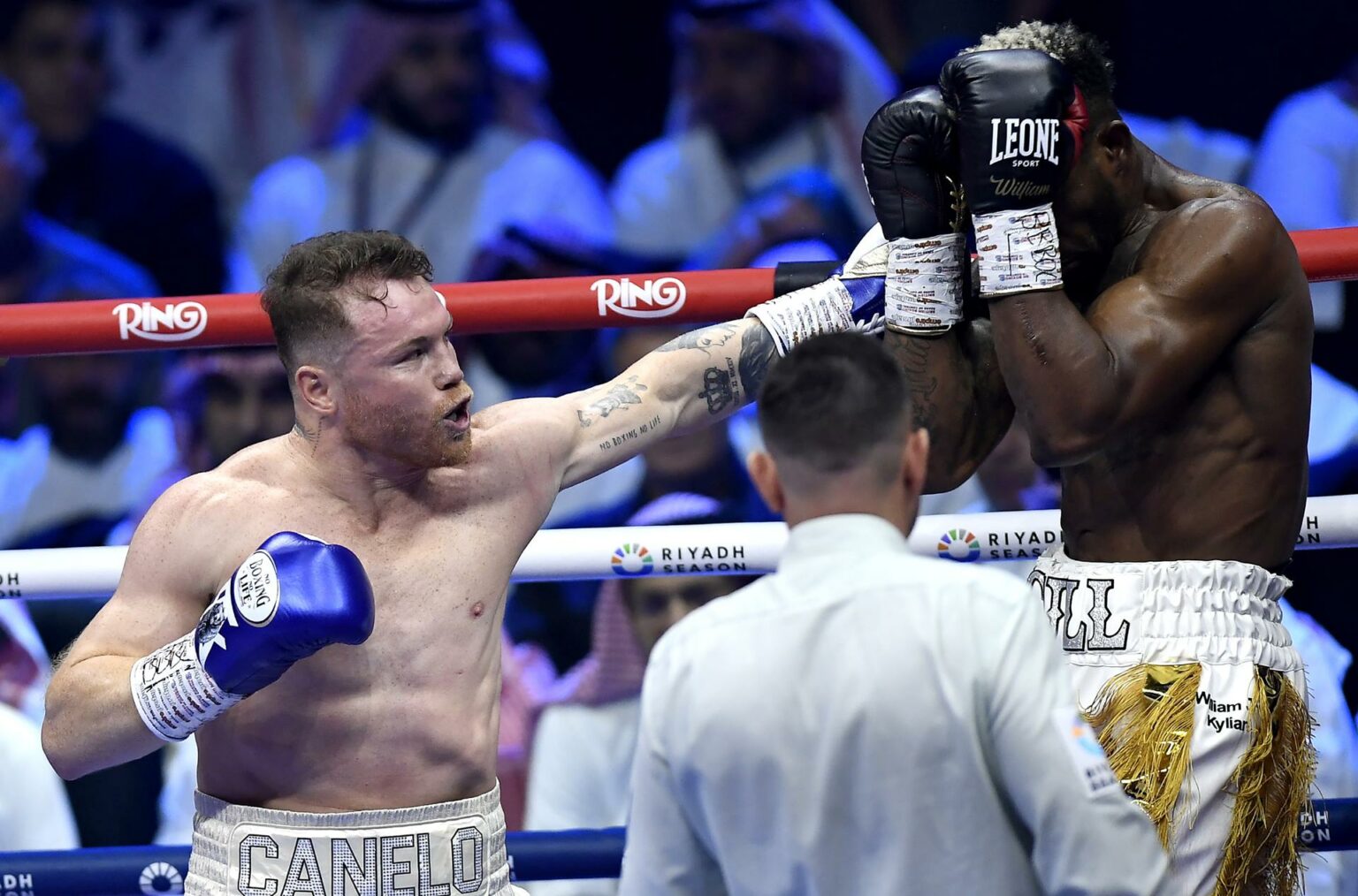 ‘Canelo’ Álvarez vence a William Scull y retiene sus títulos en Arabia Saudita