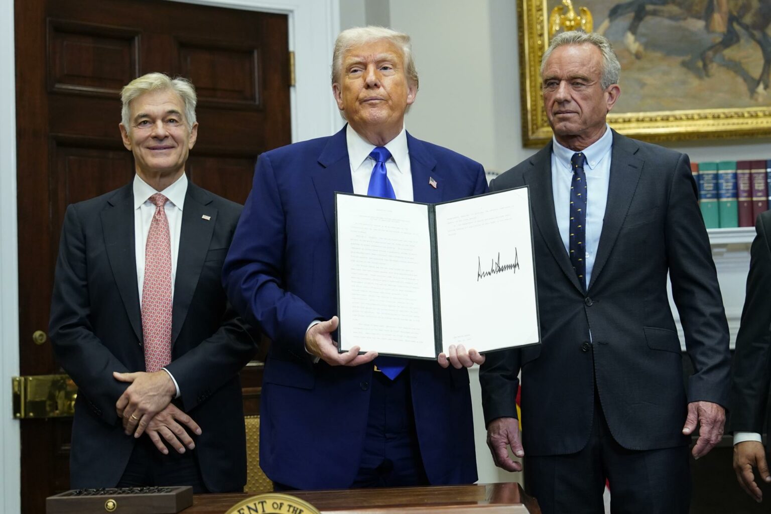 Trump firma orden ejecutiva para reducir precios de medicamentos en EE.UU.