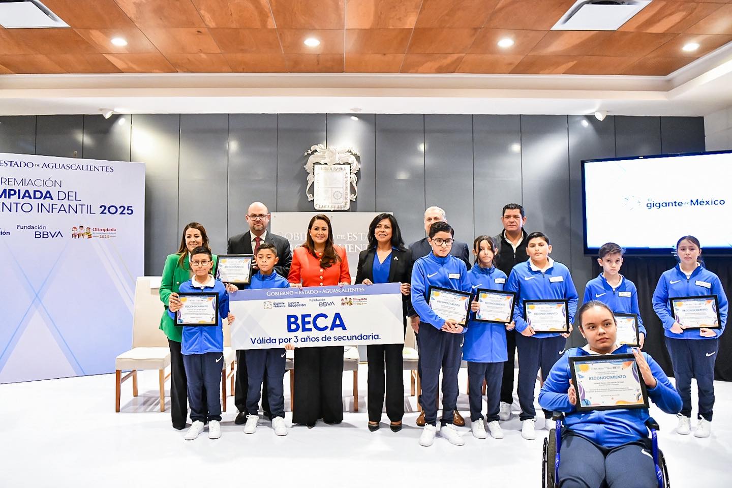 Tere Jiménez impulsa con becas a estudiantes brillantes que competirán en Estados Unidos y Singapur