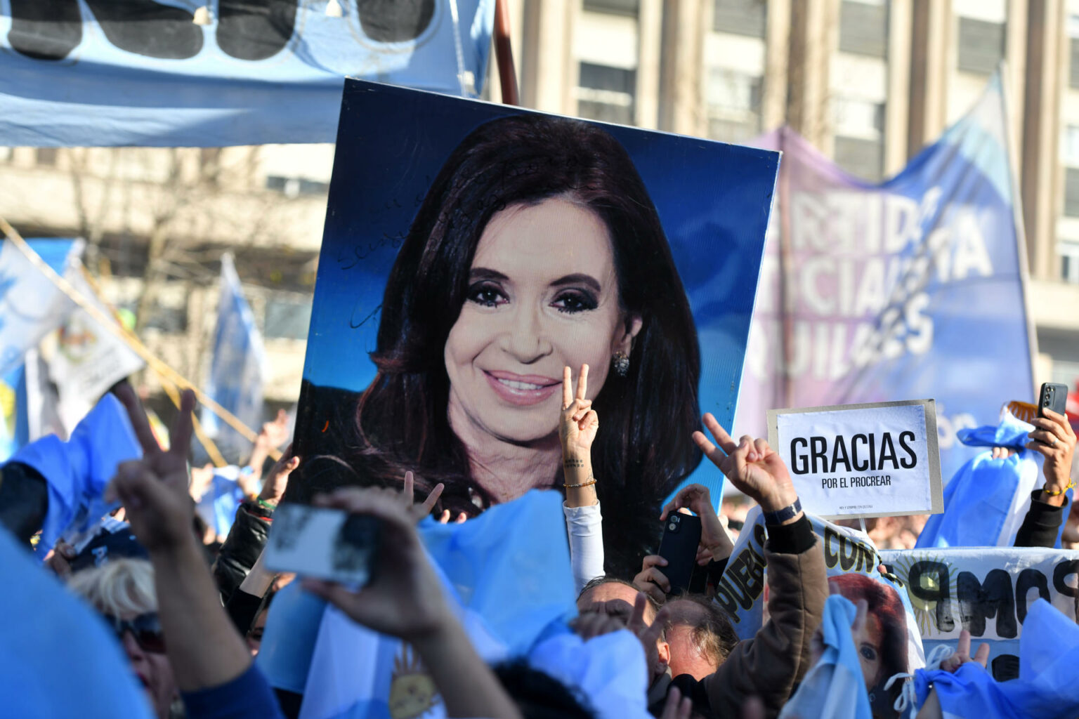 ‘Cristinazo’: El masivo apoyo popular a Fernández en su primer día de prisión domiciliaria