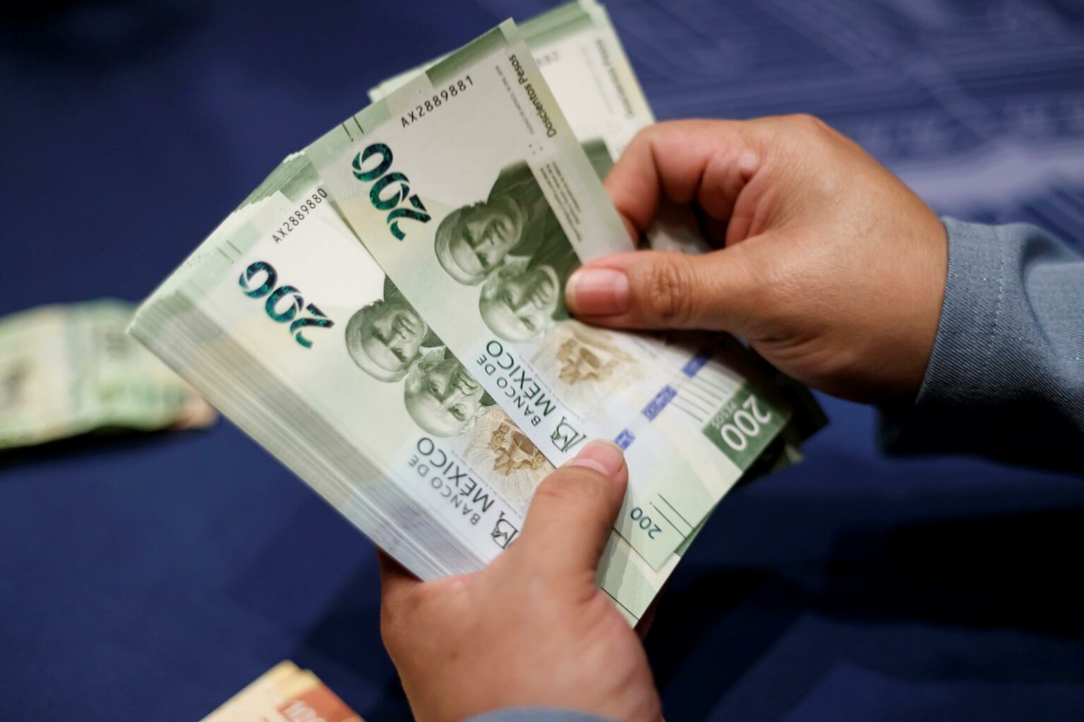 El peso mexicano alcanza su mejor nivel en 2025 con tipo de cambio de 19.15 por dólar