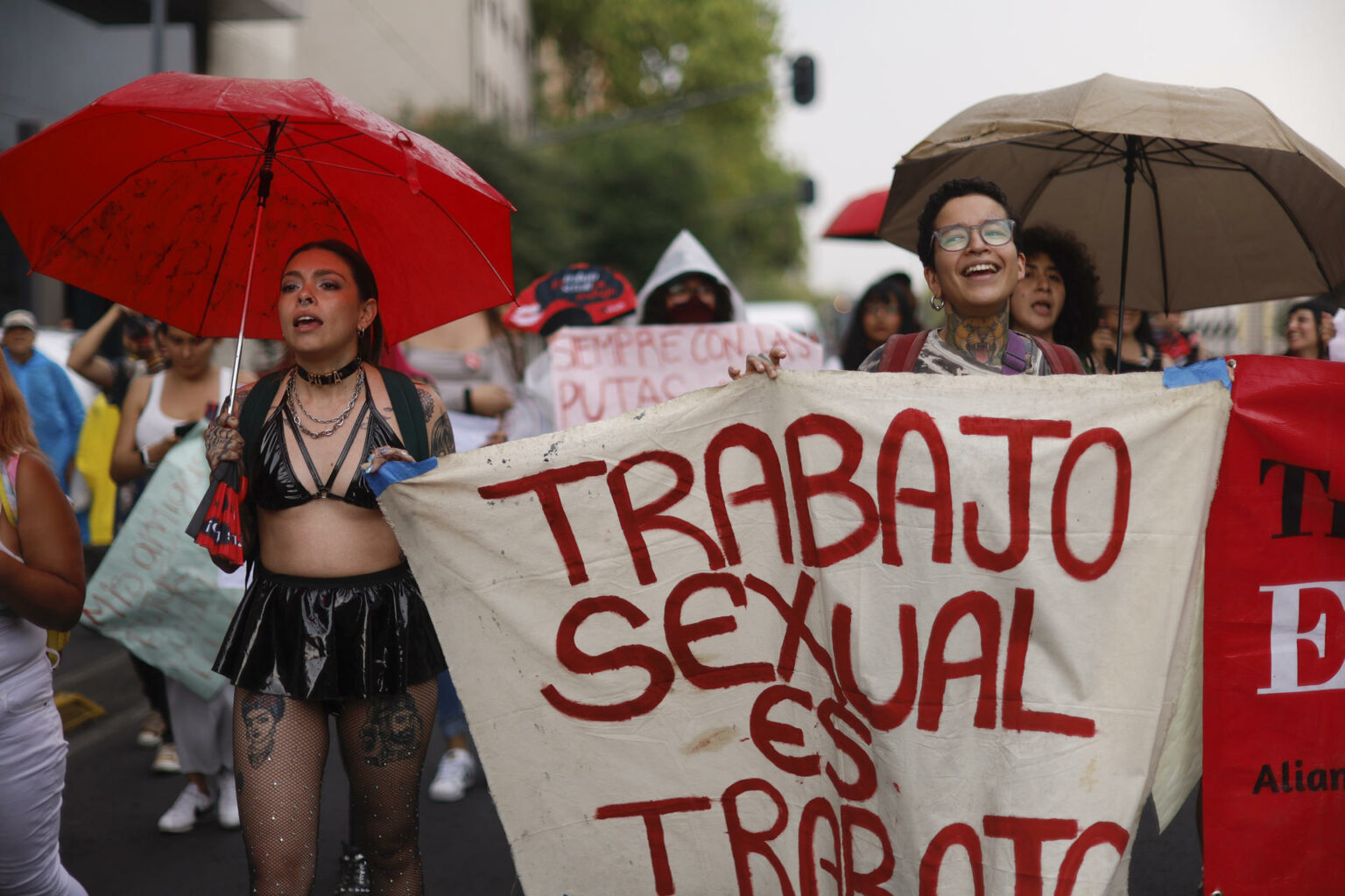 Trabajadoras sexuales marchan en CDMX por derechos y seguridad social