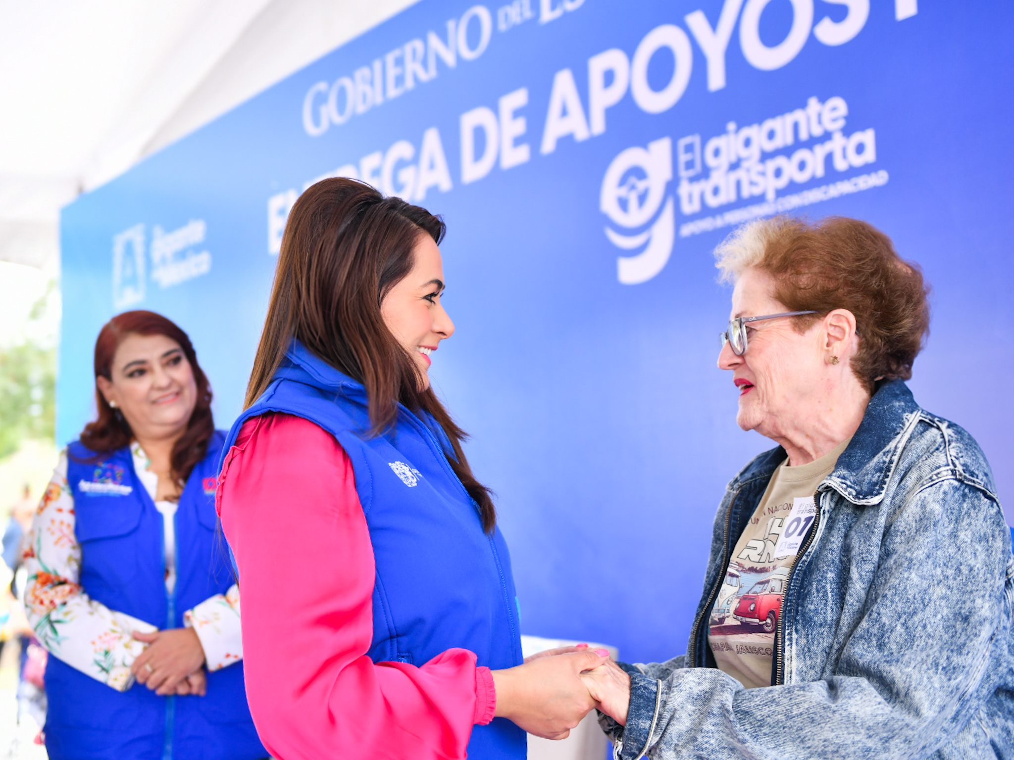 Entrega Tere Jiménez sillas de ruedas y andaderas para mejorar la calidad de vida de personas con discapacidad