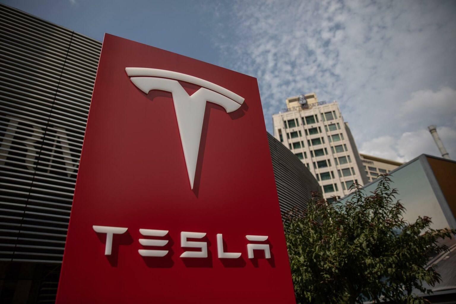 Tesla sufre caída del 14% en bolsa tras disputa entre Musk y Trump
