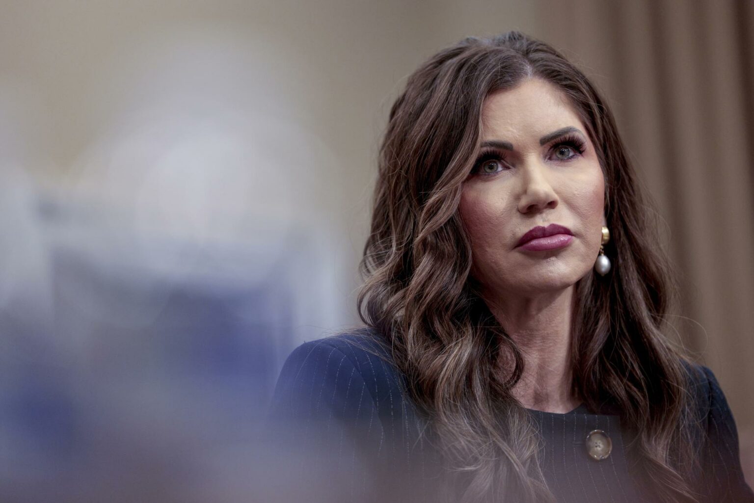 Trasladan de emergencia a Kristi Noem, secretaria de Seguridad Nacional de EE.UU.