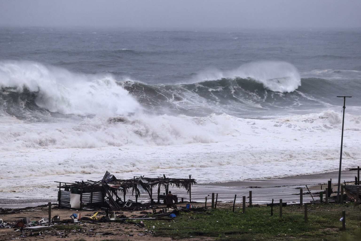 Dalila causa estragos en el Pacífico mexicano: lluvias intensas y alto oleaje