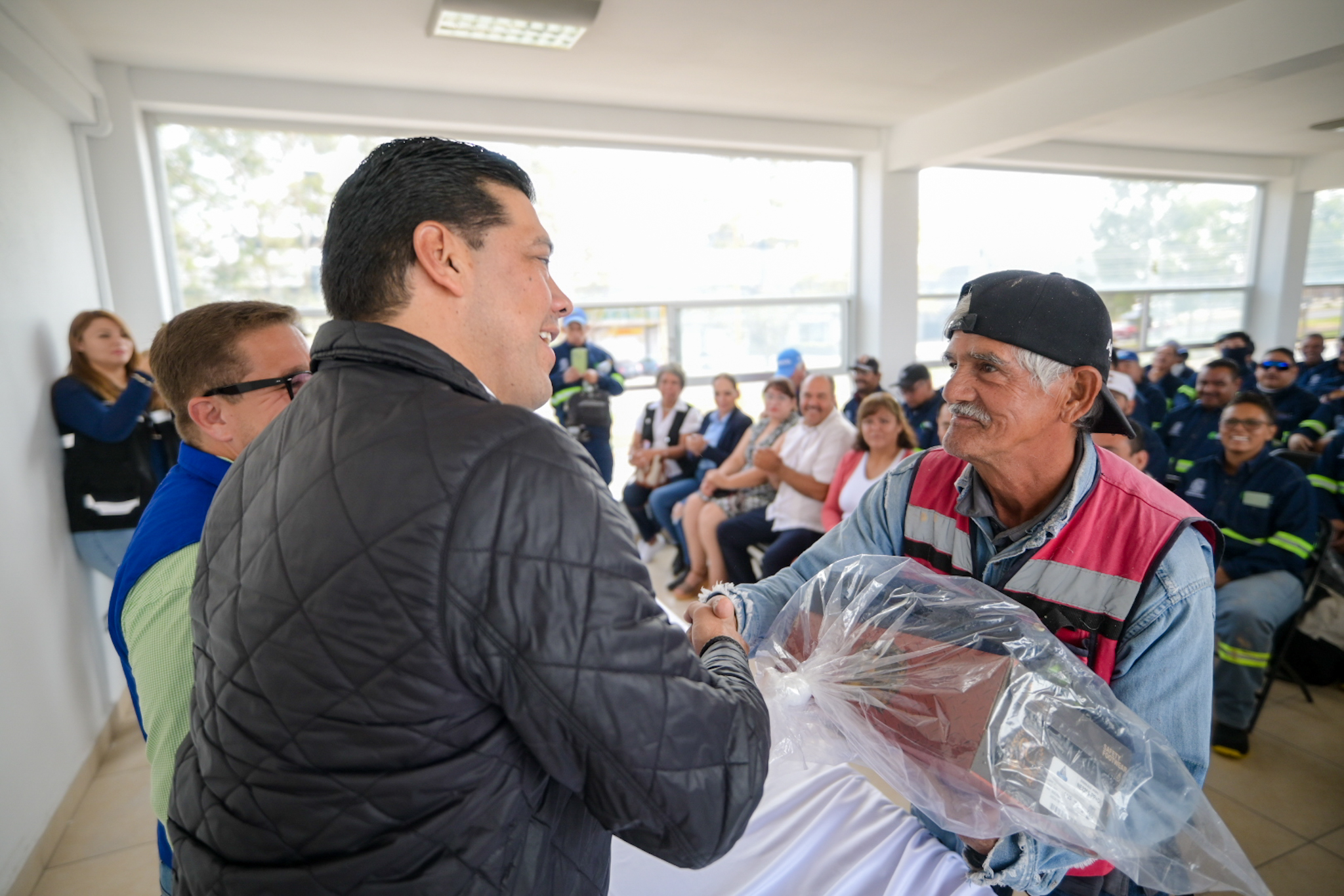 Entrega Leo Montañez uniformes a personal de la Coordinación General de Delegaciones Urbanas y Rurales