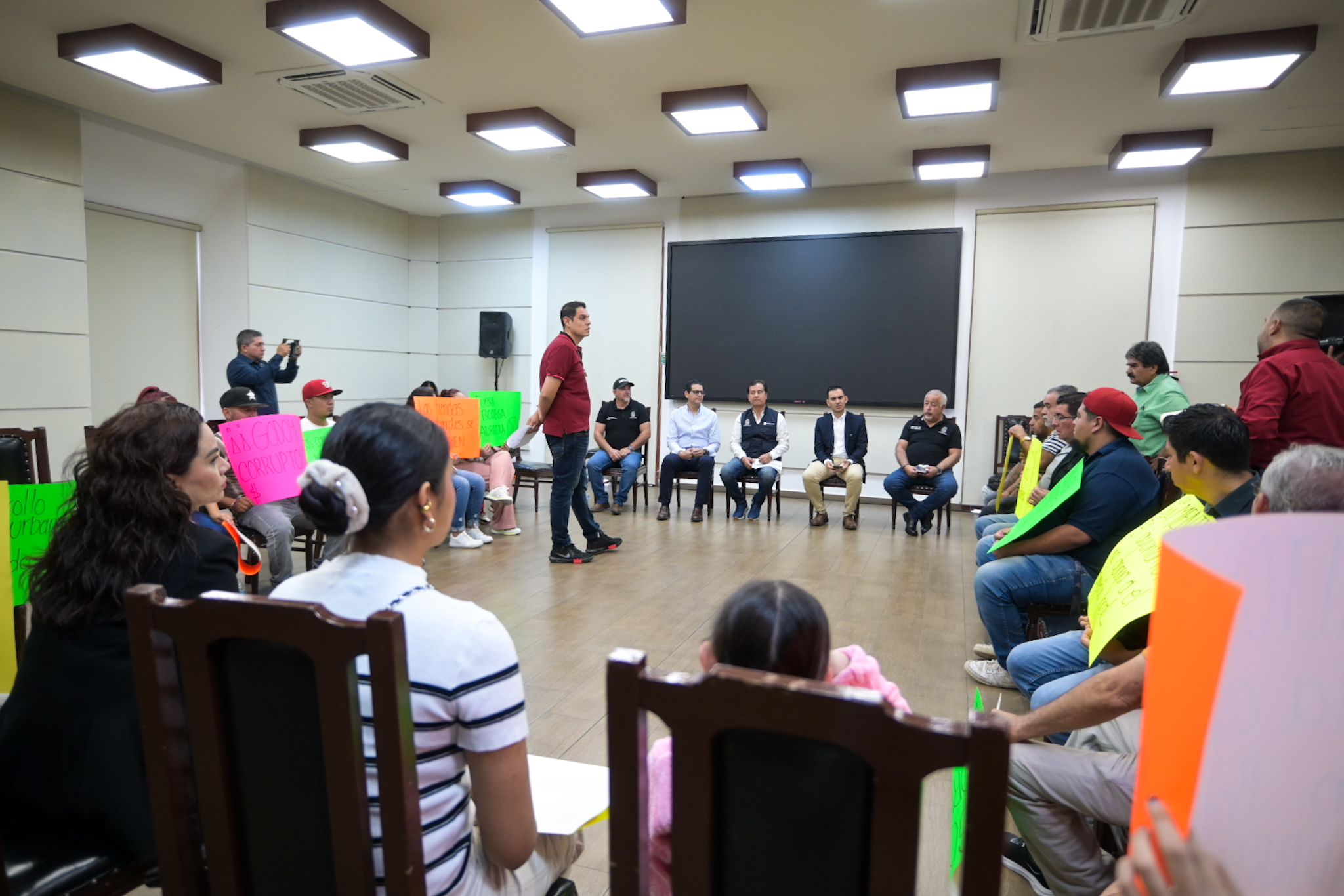 Autoridades municipales atienden a manifestantes del gremio de abarrotes