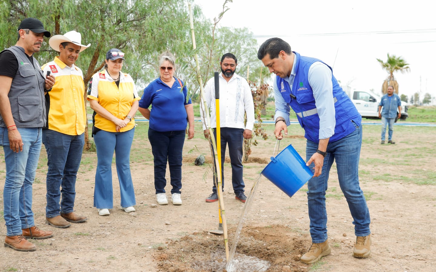 Leo Montañez encabezó ornada de arborización en el fraccionamiento Villa Teresa