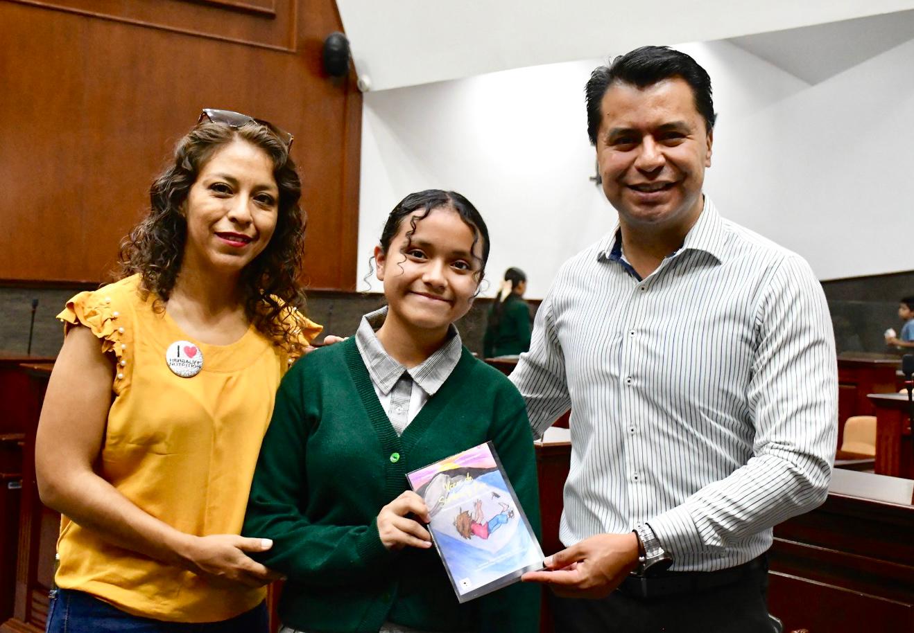 Luis León impulsa a estudiantes del distrito 15 que sueñan con ser escritoras