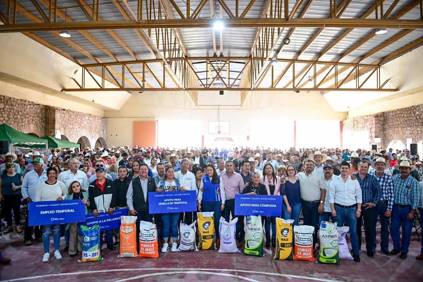 Tere Jiménez pone en marcha el programa de empleo temporal y entrega apoyo a productores en El Llano y San Francisco de los Romo