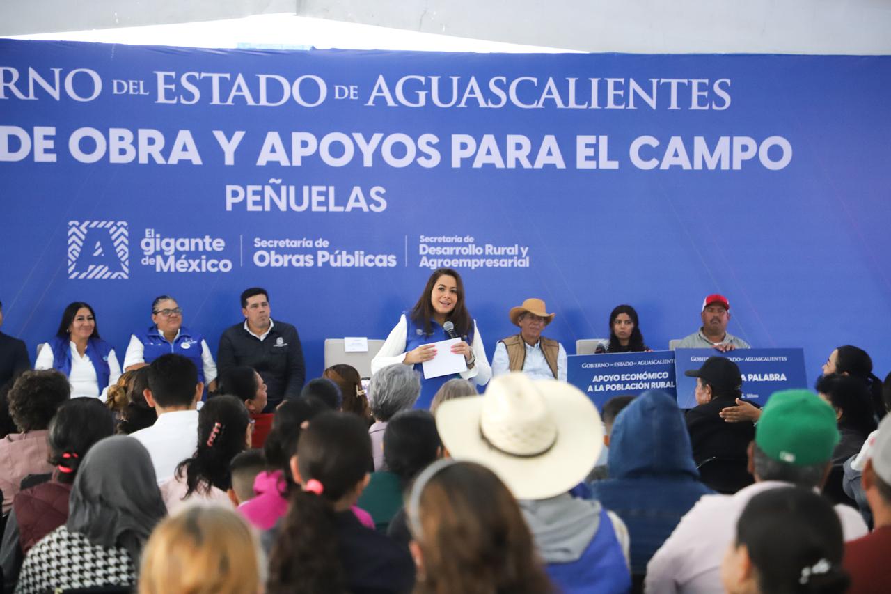 Tere Jiménez inaugura parque y entrega apoyos para el campo en Peñuelas