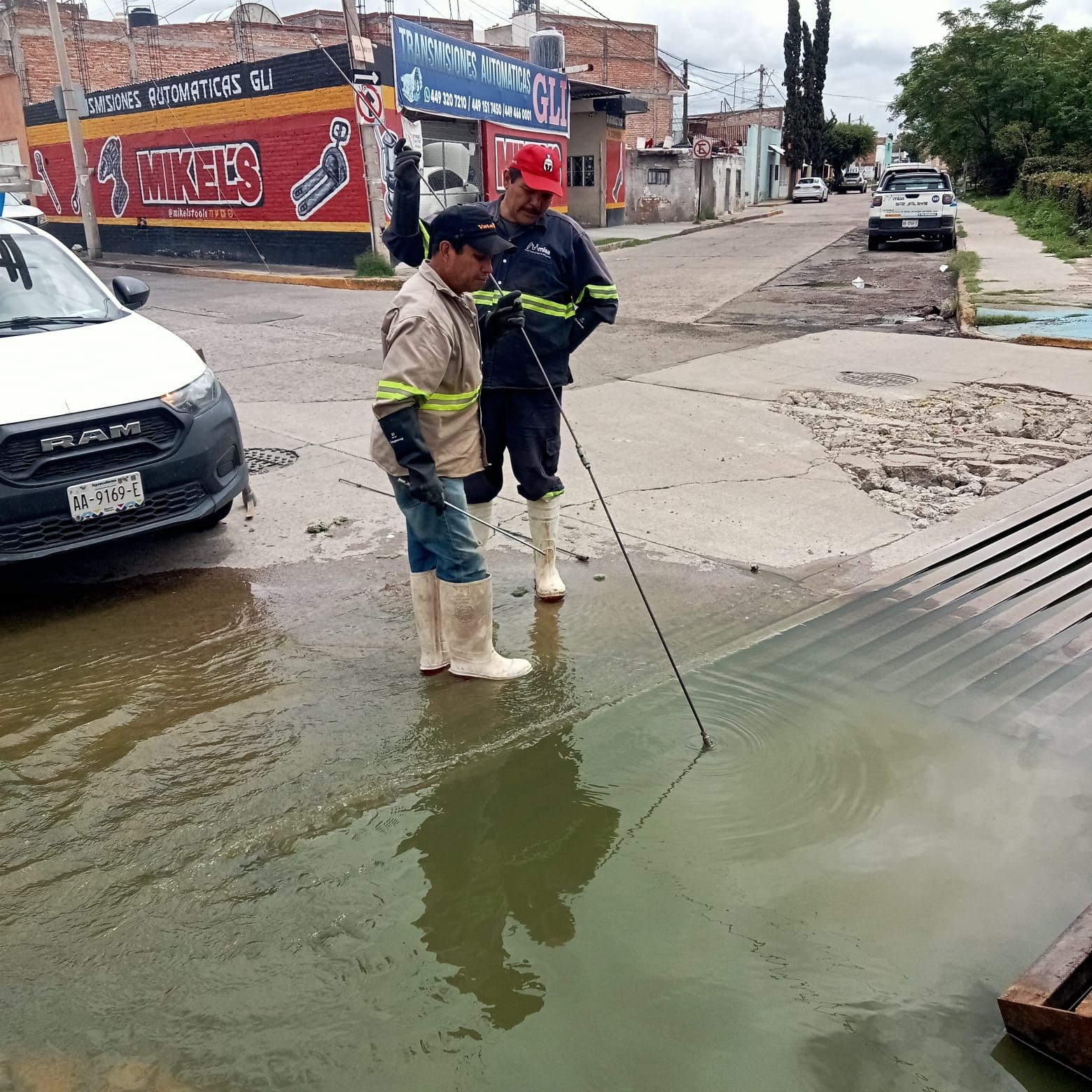 Continúa MIAA con la limpieza y desazolve en drenajes