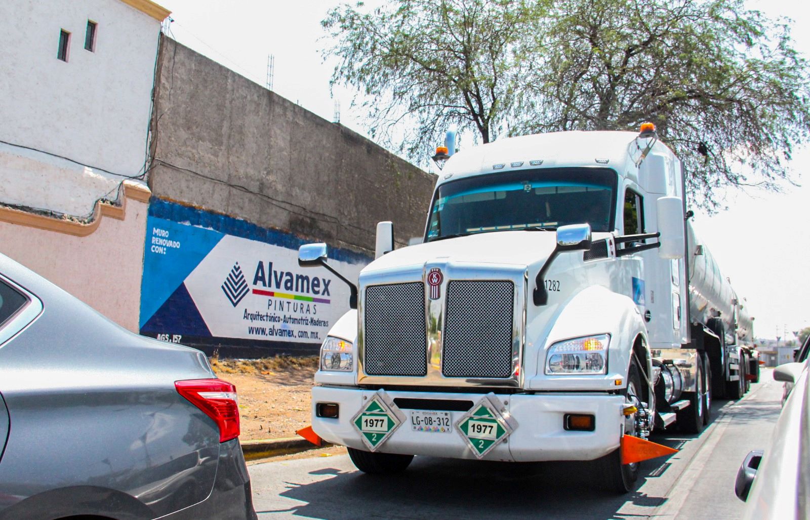 Regula policía municipal tránsito de unidades pesadas en la ciudad