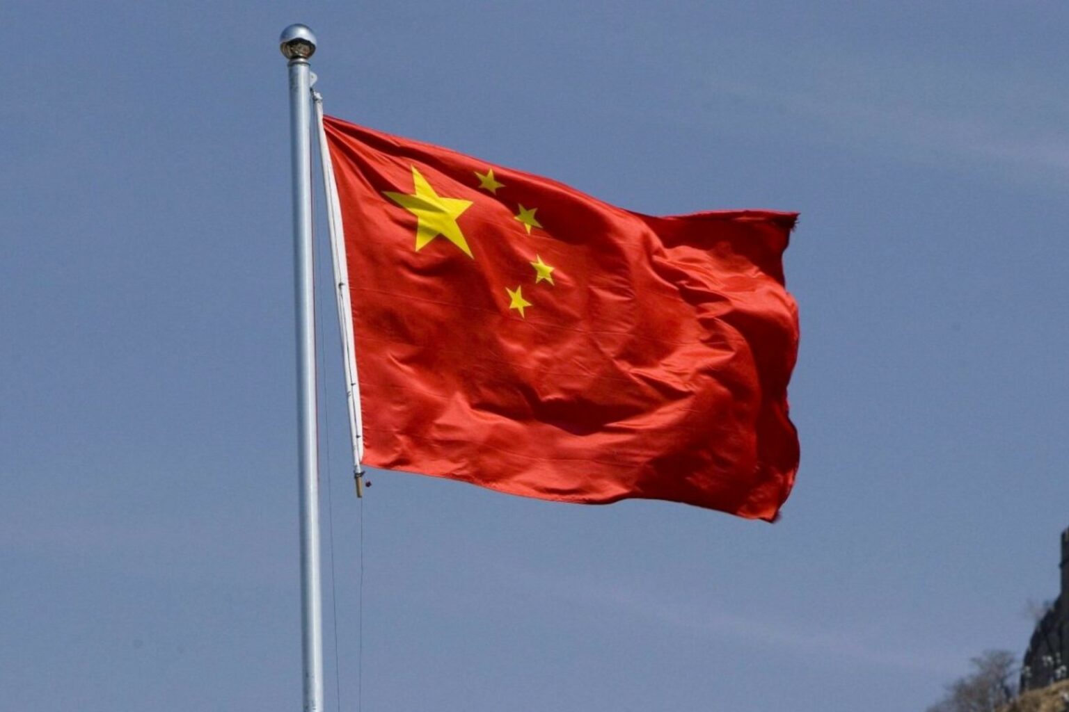 China insta a sus ciudadanos a abandonar Israel por vía terrestre “lo antes posible”