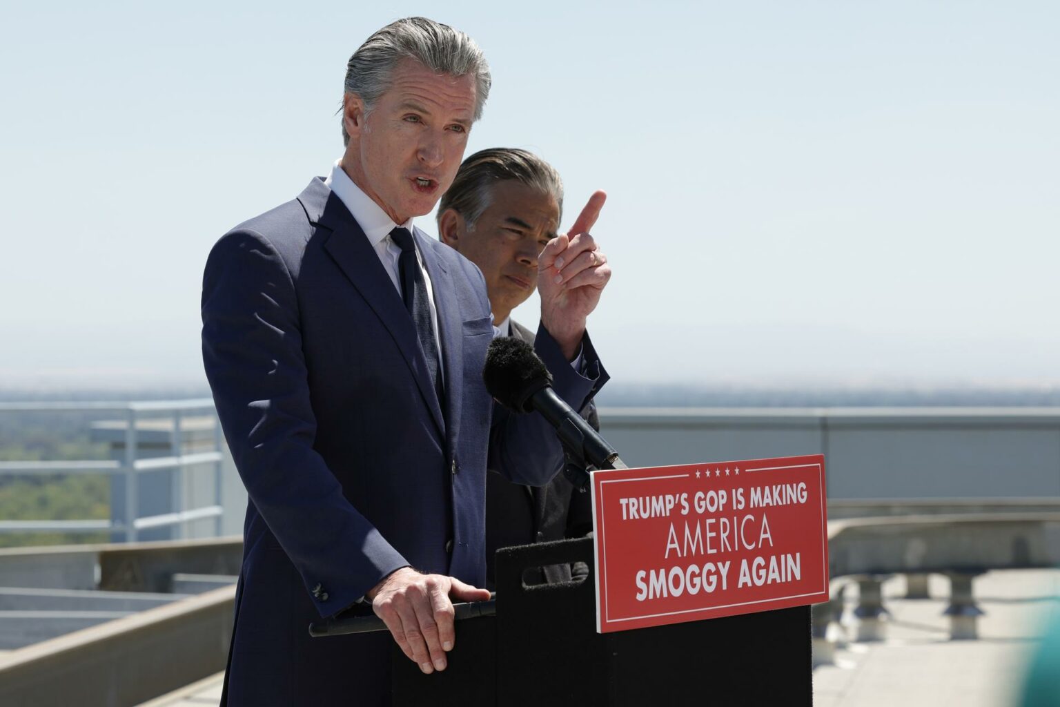 California acude a tribunales para frenar despliegue militar de Trump en Los Ángeles