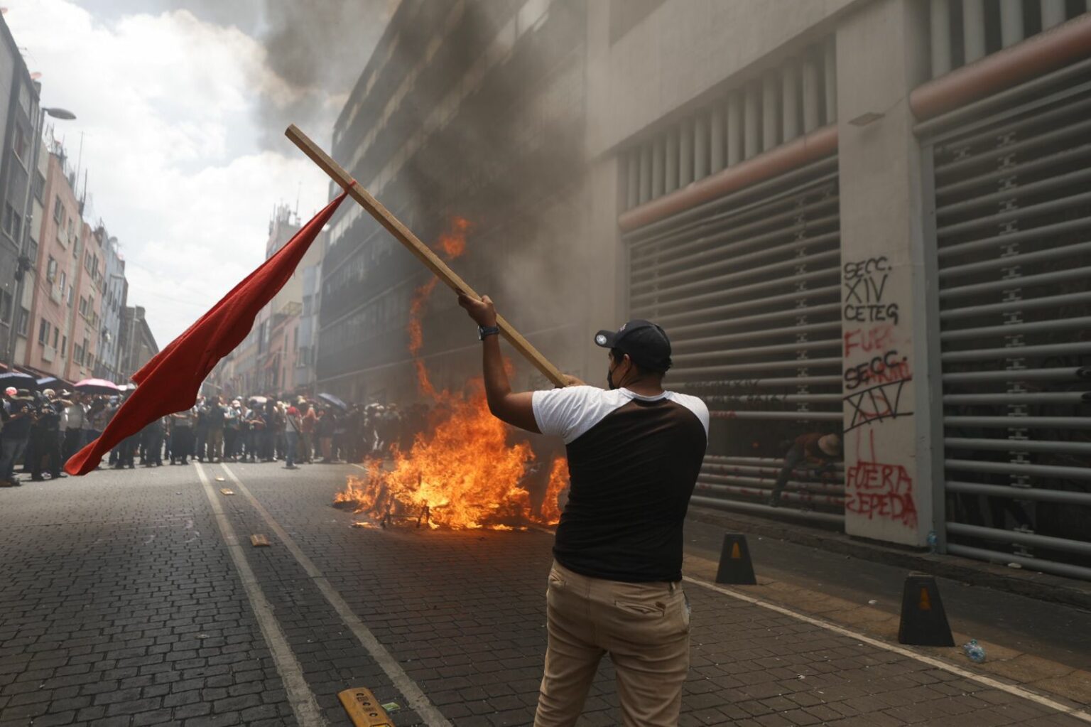 Maestros de la CETEG irrumpen en sede del SNTE y queman mobiliario en CDMX