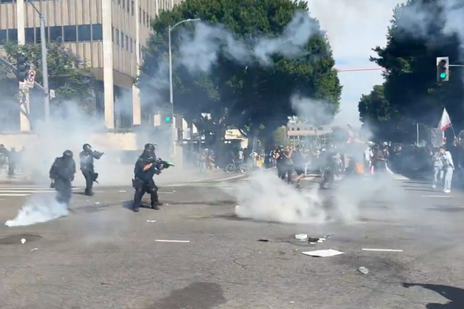 LA: gases lacrimógenos y caos en manifestación ‘No Kings’ frente al Edificio Federal