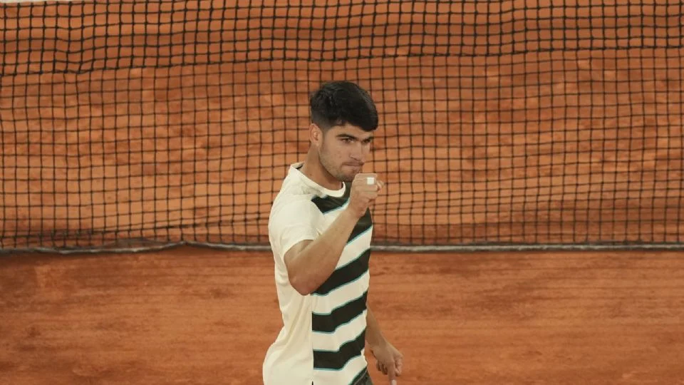 Carlos Alcaraz avanza con autoridad a semifinales de Roland Garros