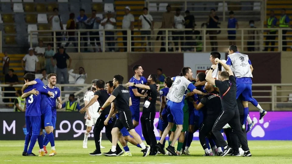 Uzbekistán clasifica por primera vez al Mundial de 2026 tras empate con Emiratos Árabes Unidos