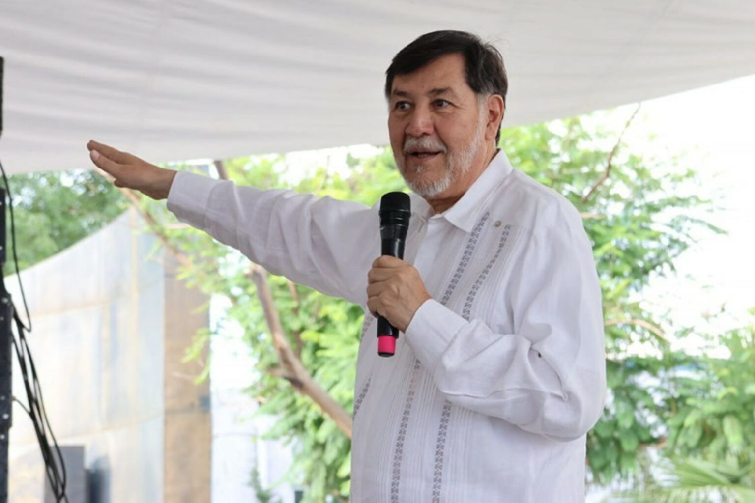 Sheinbaum llama a la calma tras burlas de Fernández Noroña a senador estadounidense
