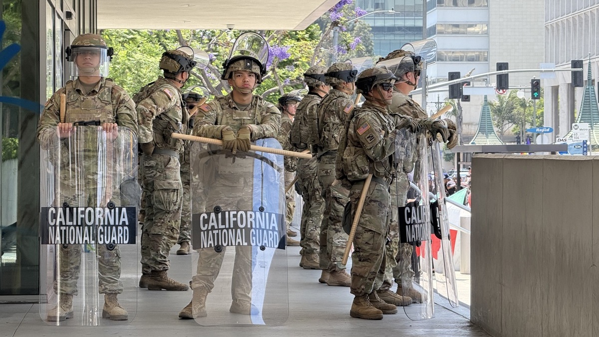 Tribunal permite mantener control de la Guardia Nacional en California; Trump celebra