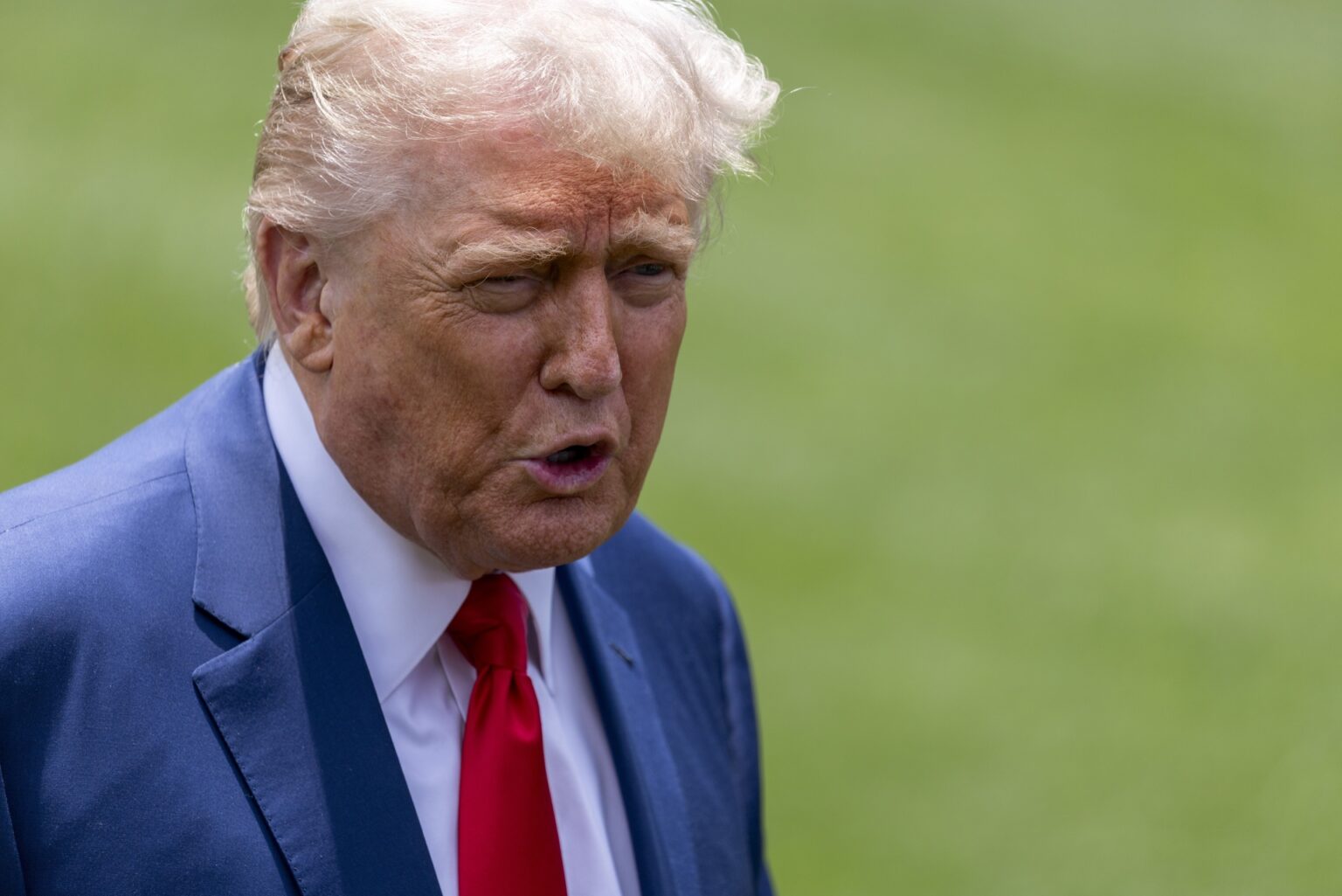 Tribunal federal mantiene temporalmente los aranceles de Trump mientras estudia su legalidad”