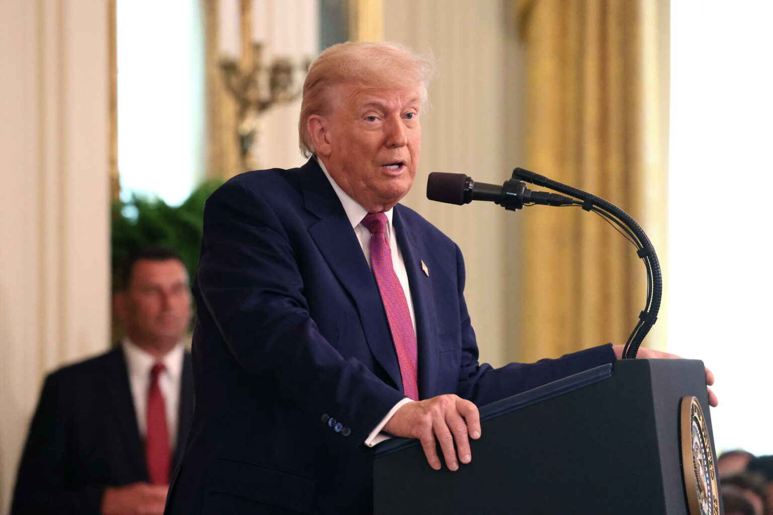 Trump admite daño a agricultores por redadas y promete ajustes migratorios