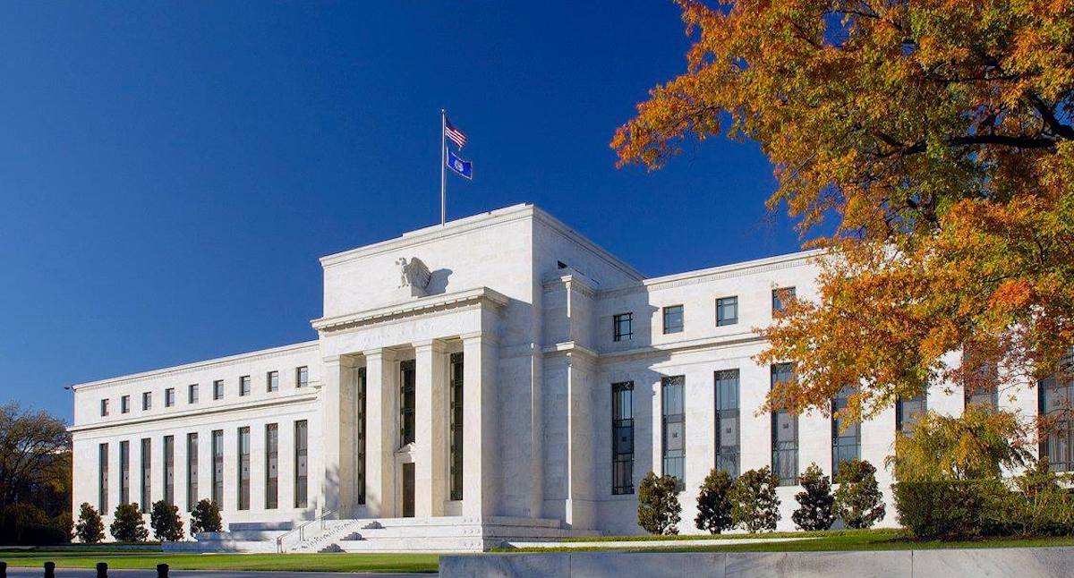 Fed advierte desaceleración económica por incertidumbre arancelaria
